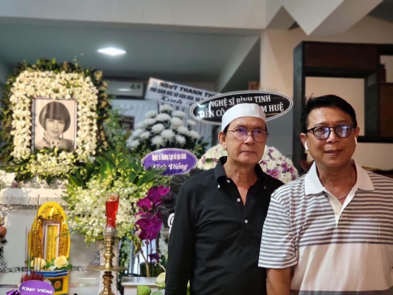 Nghệ sĩ tiễn đưa NSƯT Thanh Kim Huệ về nơi an nghỉ cuối c&ugrave;ng - Ảnh 1.