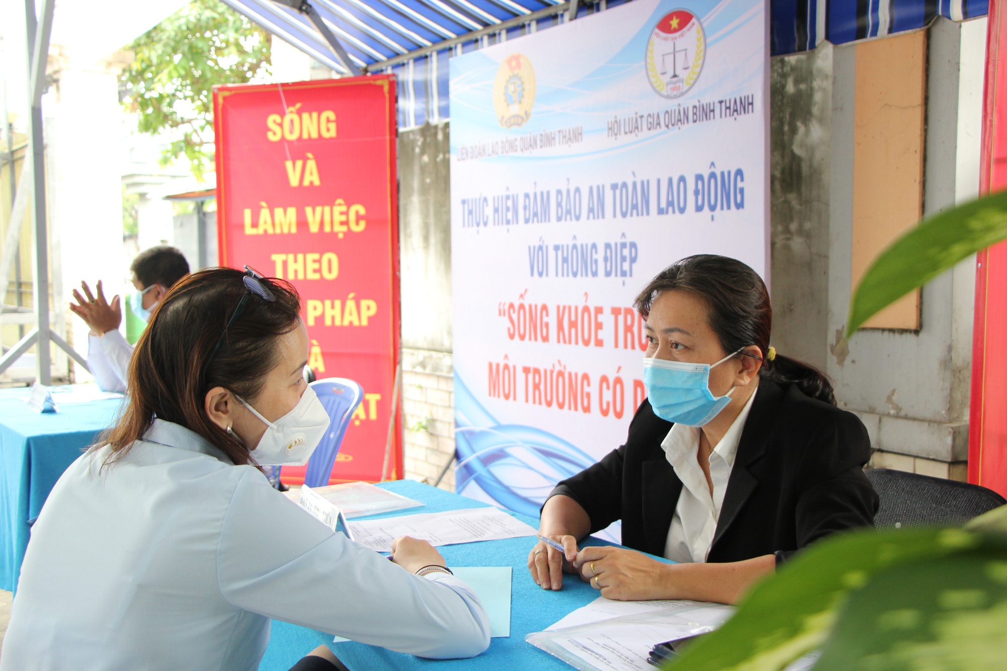 Đưa kiến thức pháp luật đến công nhân