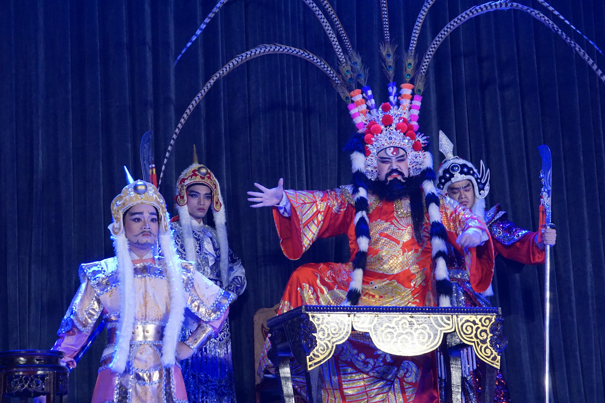 T&uacute; Sương, Trinh Trinh tỏa s&aacute;ng trong đ&ecirc;m Nghề nối nghề - Ảnh 2.