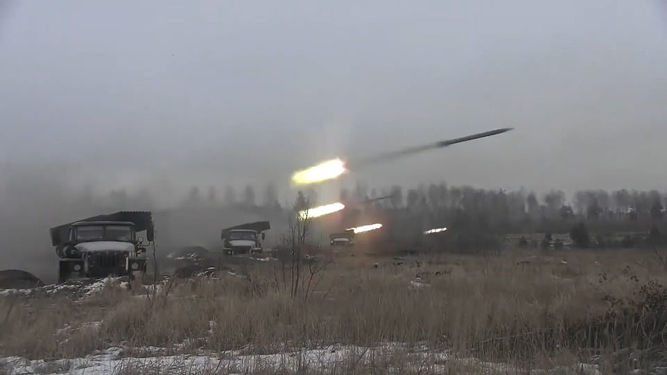 Nga tung video tập trận rầm rộ trong tuyết trắng gần Ukraine