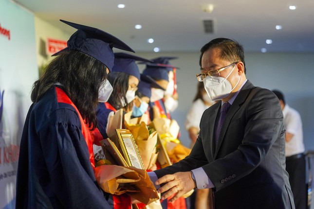 Vinh danh 130 sinh viên nhận học bổng Nâng bước thủ khoa