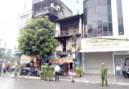Cháy nhà 3 tầng, 2 vợ chồng cùng con nhỏ tử vong