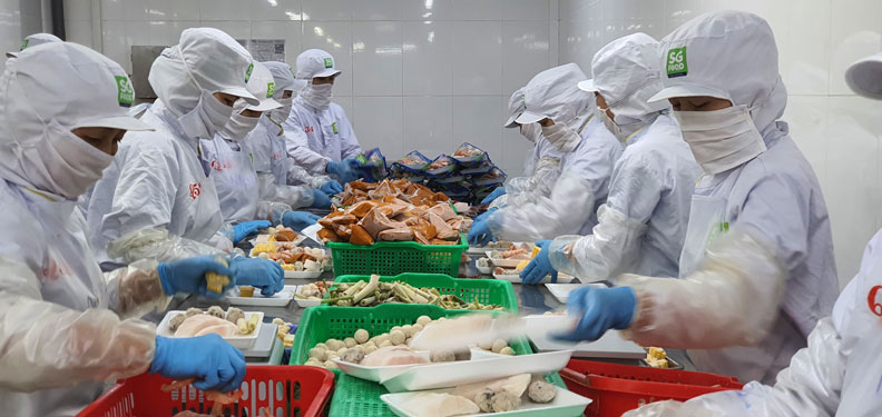 Thưởng Tết sớm, công nhân an tâm