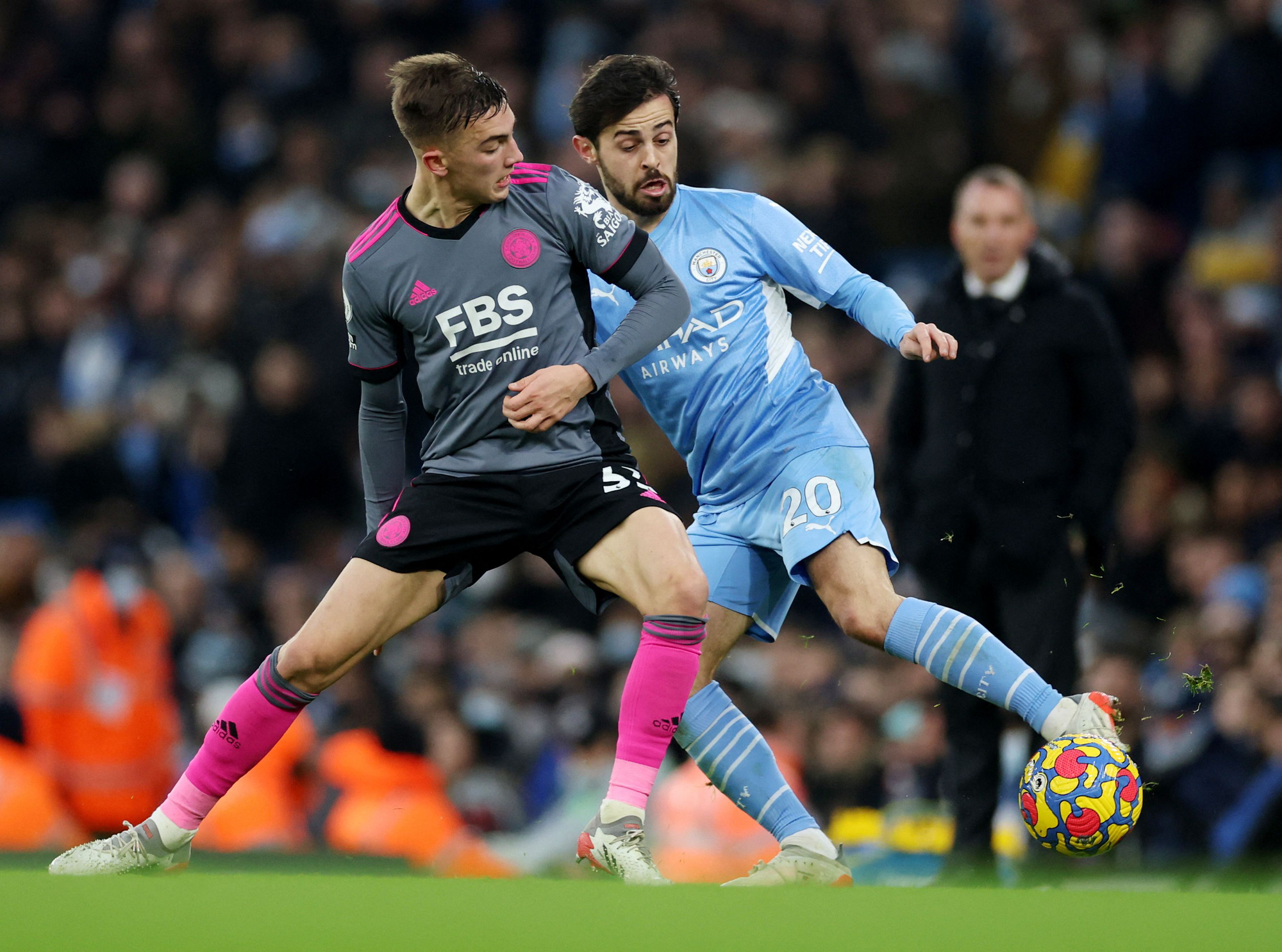 Leicester tặng quà trận cầu 9 bàn, Man City vô địch mùa Đông - Ảnh 1.
