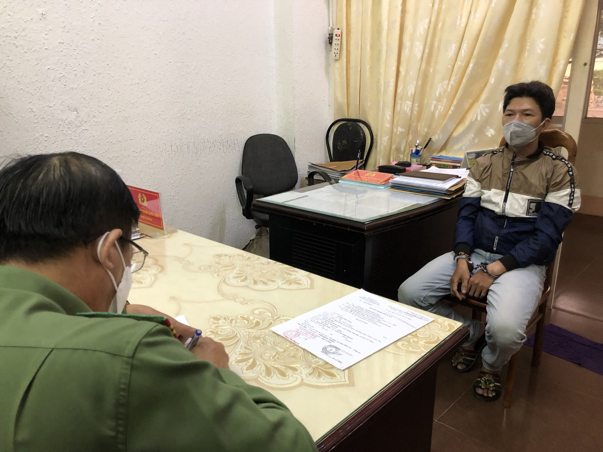 C&aacute;i kết của đối tượng truy n&atilde; khi v&agrave;o cửa h&agrave;ng điện thoại ở quận T&acirc;n B&igrave;nh - Ảnh 2.