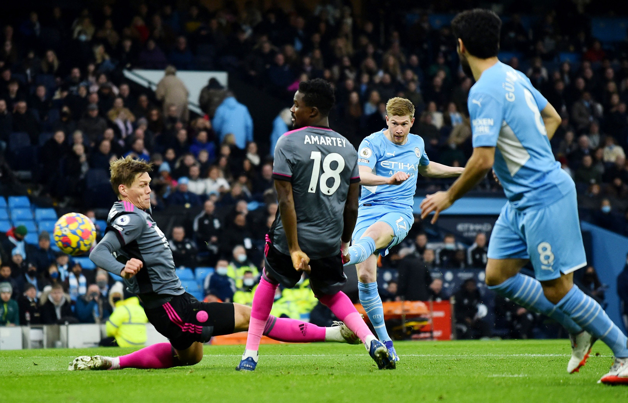 Leicester "tặng quà" trận cầu 9 bàn, Man City vô địch mùa Đông