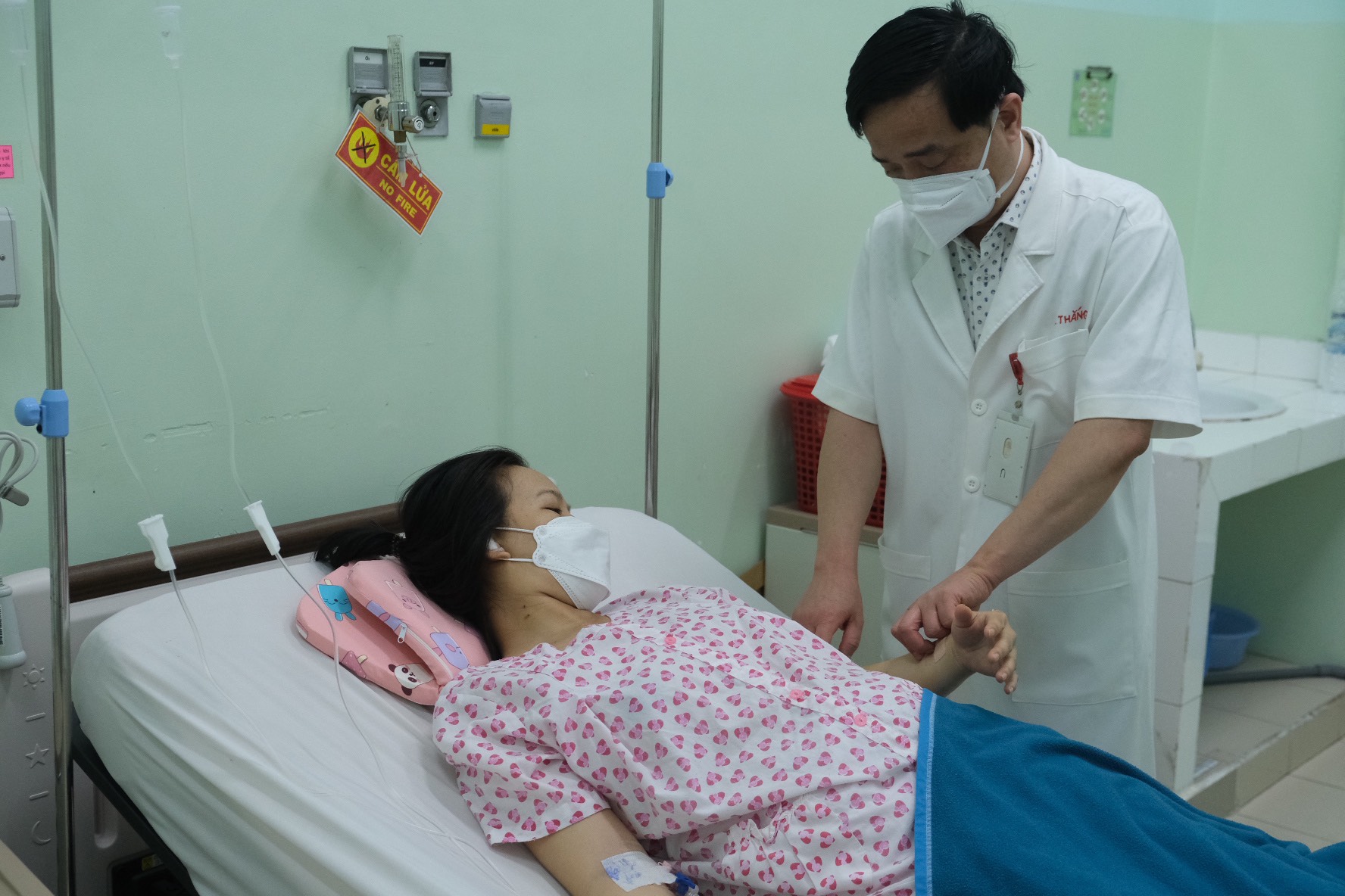 Cứu sống thai phụ bất ngờ ngất xỉu, mất tri giác khi đang test Covid-19 chuẩn bị sinh