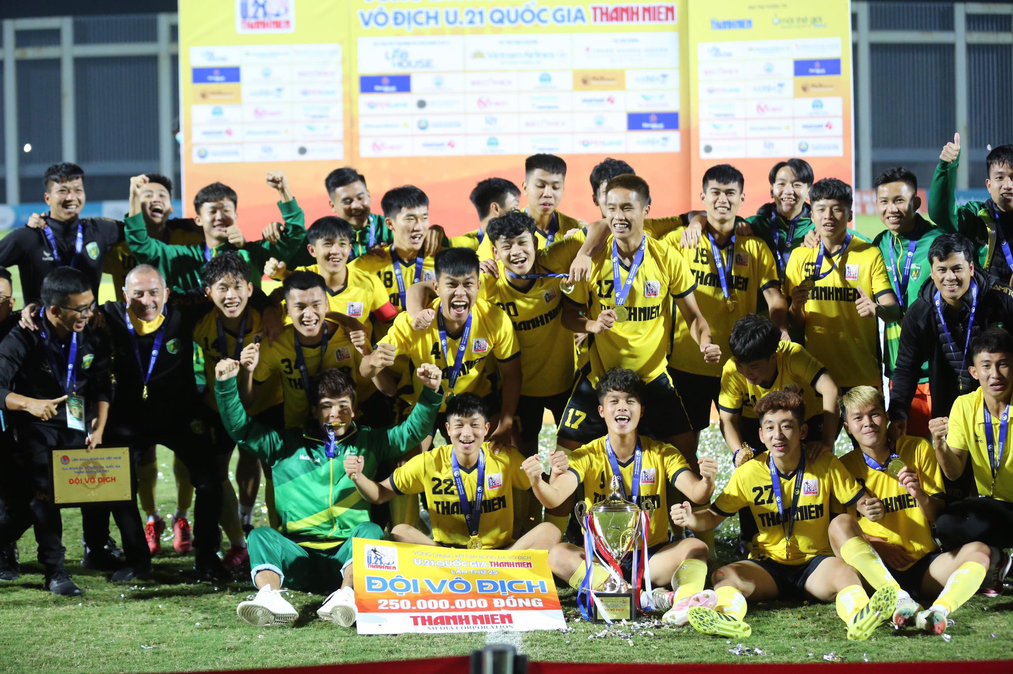 Vượt qua Hà Nội phút bù giờ, lứa đàn em Công Phượng lần đầu vô địch Giải U21 quốc gia 2021