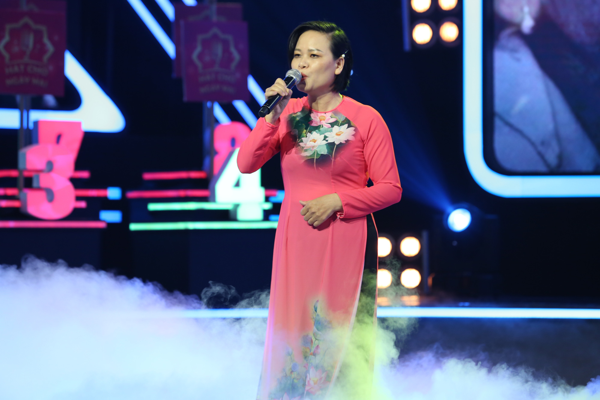 MC Quyền Linh trao tận tay xe m&aacute;y cho nữ hộ sinh tuyến đầu chống dịch - Ảnh 2.