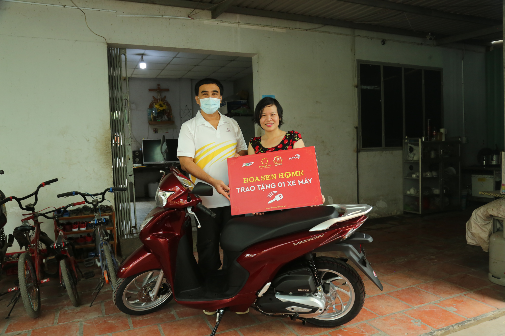 MC Quyền Linh trao tận tay xe m&aacute;y cho nữ hộ sinh tuyến đầu chống dịch - Ảnh 3.