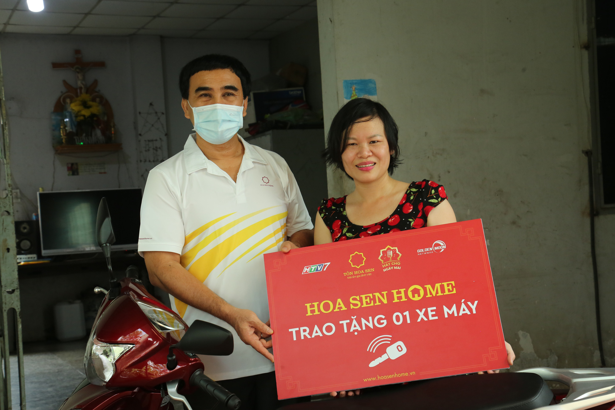 MC Quyền Linh trao tận tay xe máy cho nữ hộ sinh tuyến đầu chống dịch