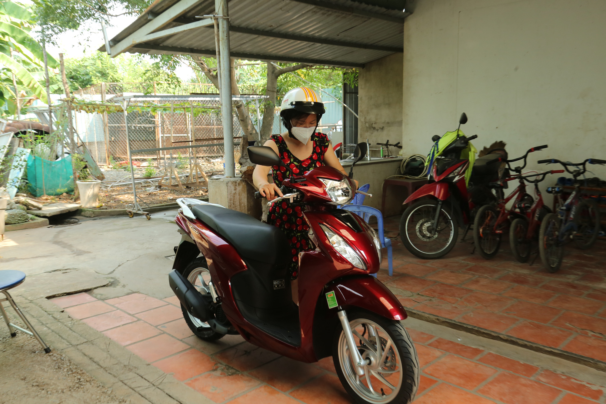 MC Quyền Linh trao tận tay xe m&aacute;y cho nữ hộ sinh tuyến đầu chống dịch - Ảnh 4.