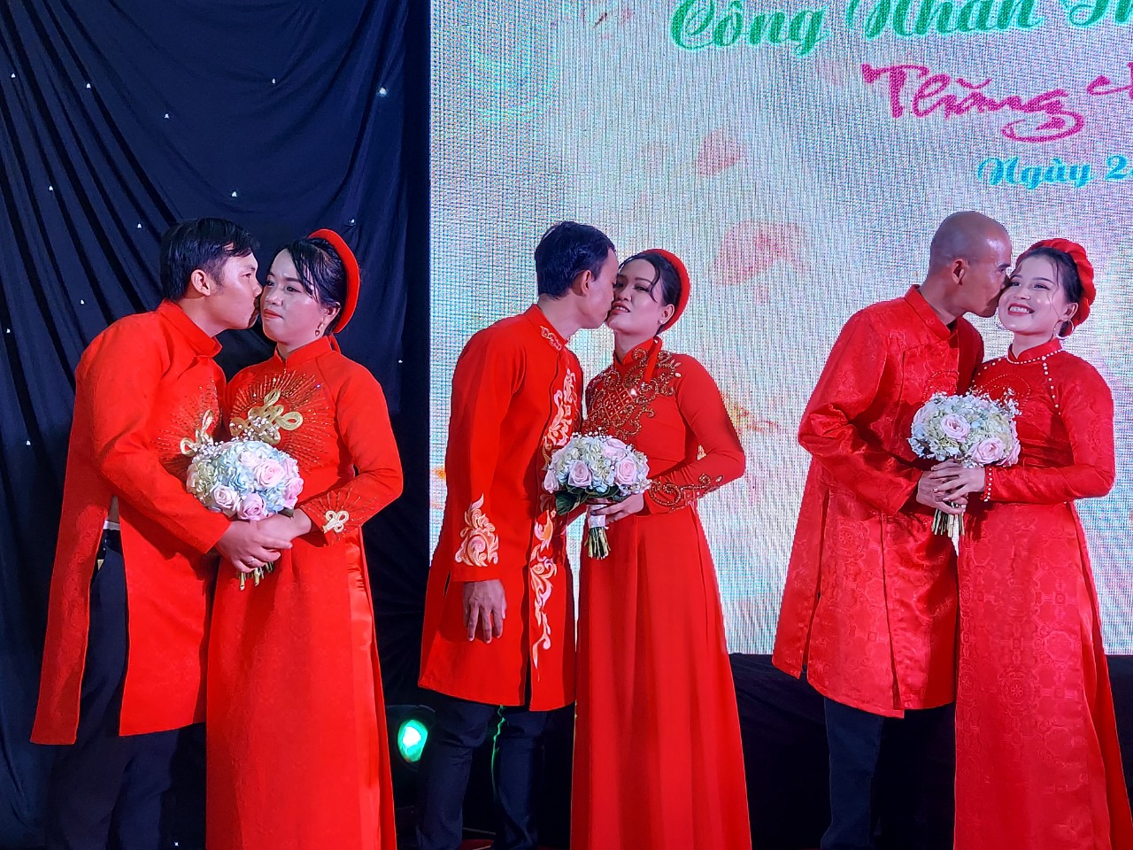Rộn ràng lễ cưới tập thể của 10 cặp đôi thanh niên, công nhân khó khăn