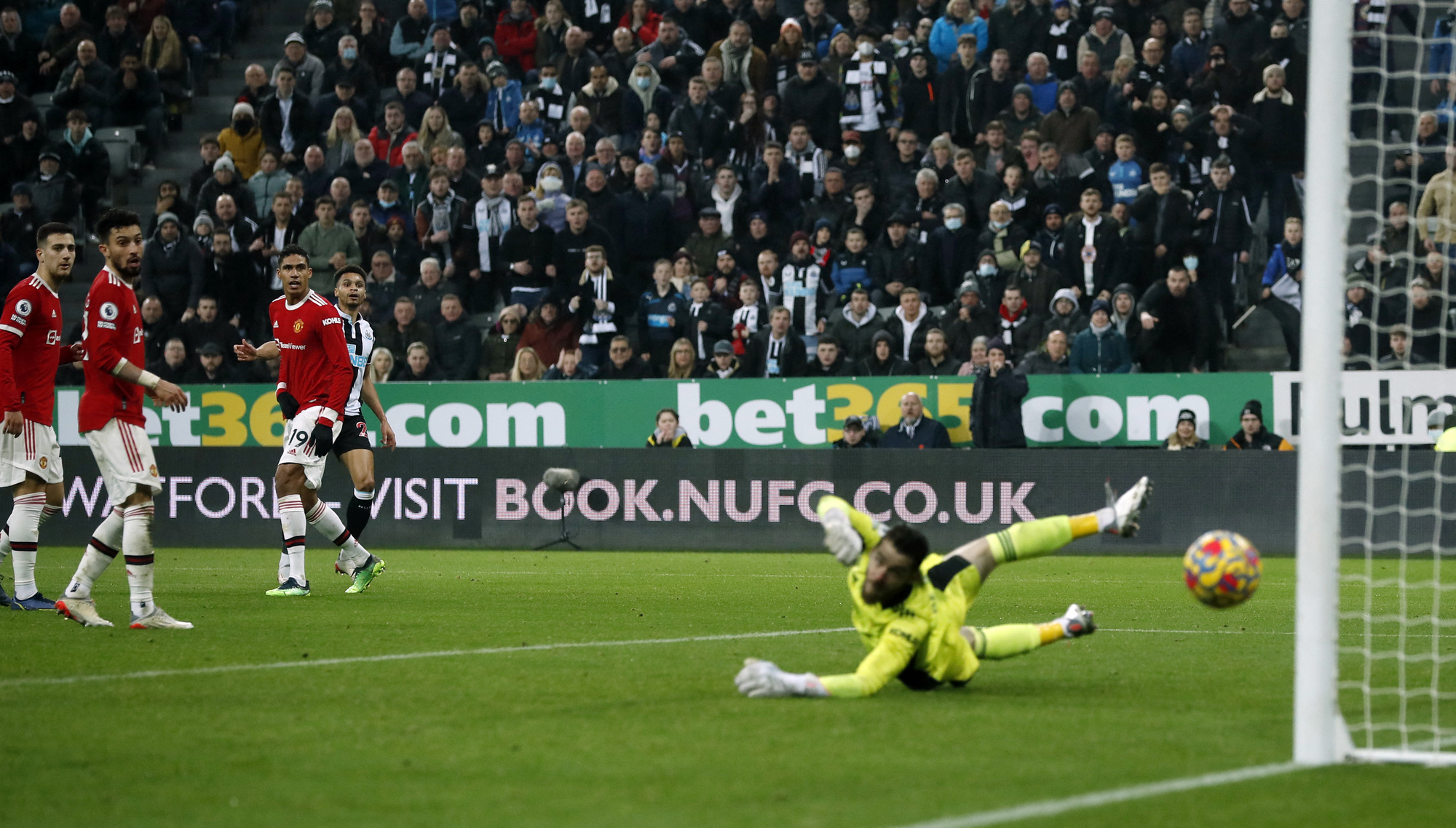 De Gea và Cavani giải cứu, Man United thoát hiểm ở St.James’Park - Ảnh 4.