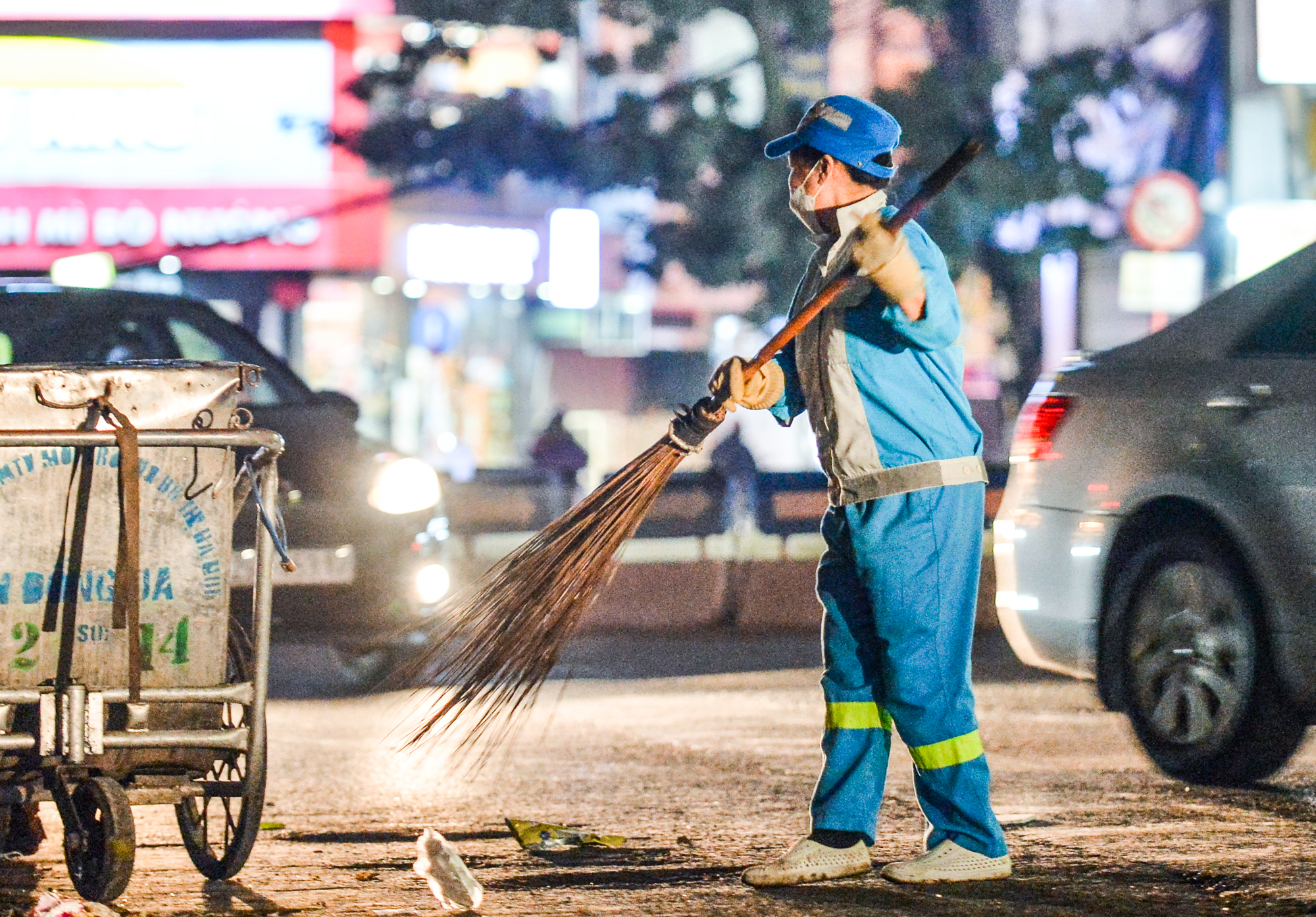 CLIP: Đốt lửa sưởi ấm trong đ&ecirc;m gi&aacute; r&eacute;t 10 độ C ở H&agrave; Nội - Ảnh 10.