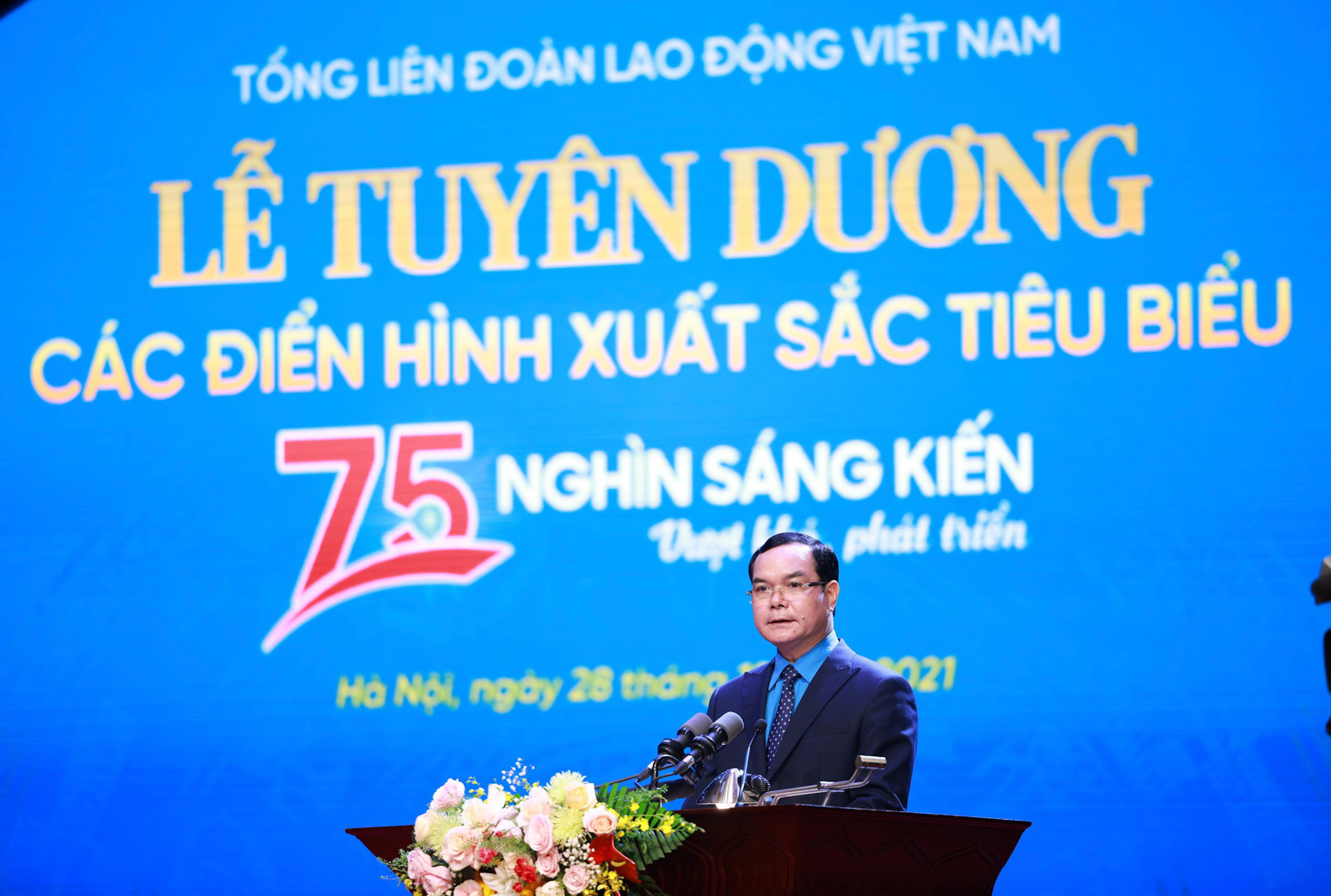 Thủ tướng Phạm Minh Ch&iacute;nh dự chương tr&igrave;nh tuy&ecirc;n dương &ldquo;75.000 s&aacute;ng kiến vượt kh&oacute;, ph&aacute;t triển&rdquo; - Ảnh 2.