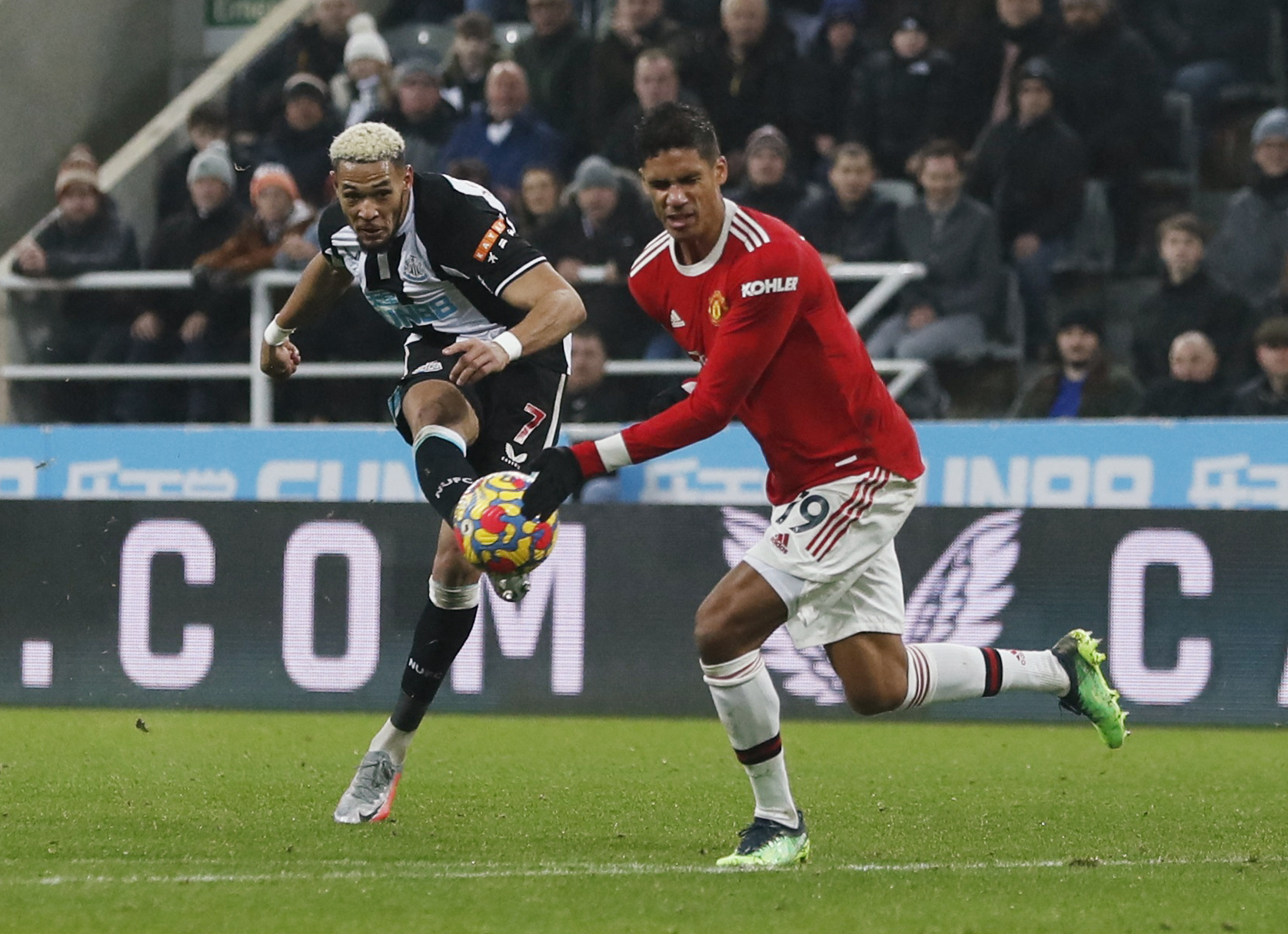 De Gea và Cavani giải cứu, Man United thoát hiểm ở St.James’Park