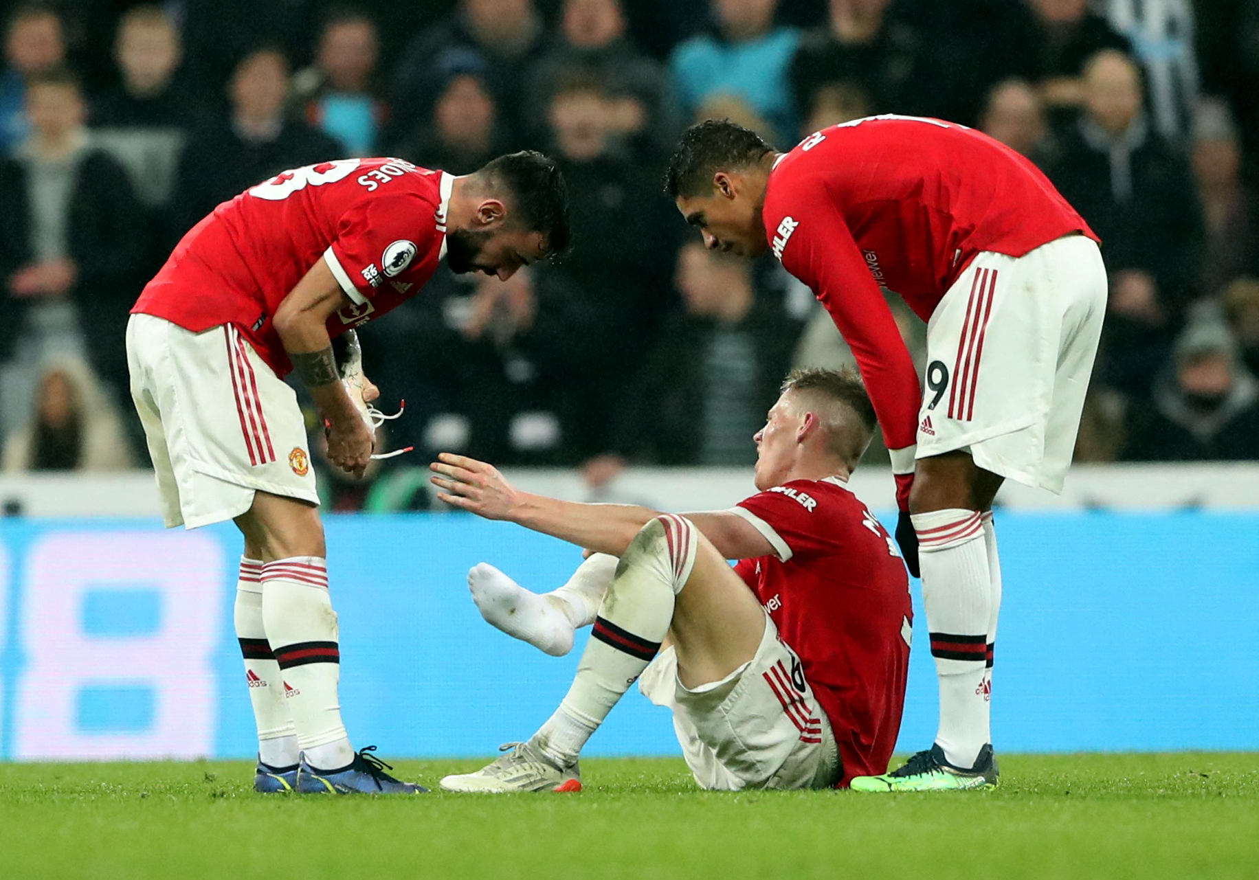 De Gea và Cavani giải cứu, Man United thoát hiểm ở St.James’Park - Ảnh 8.