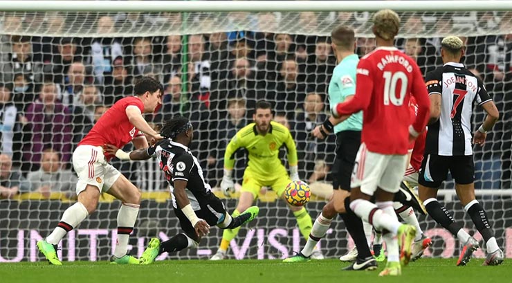 De Gea và Cavani giải cứu, Man United thoát hiểm ở St.James’Park - Ảnh 2.