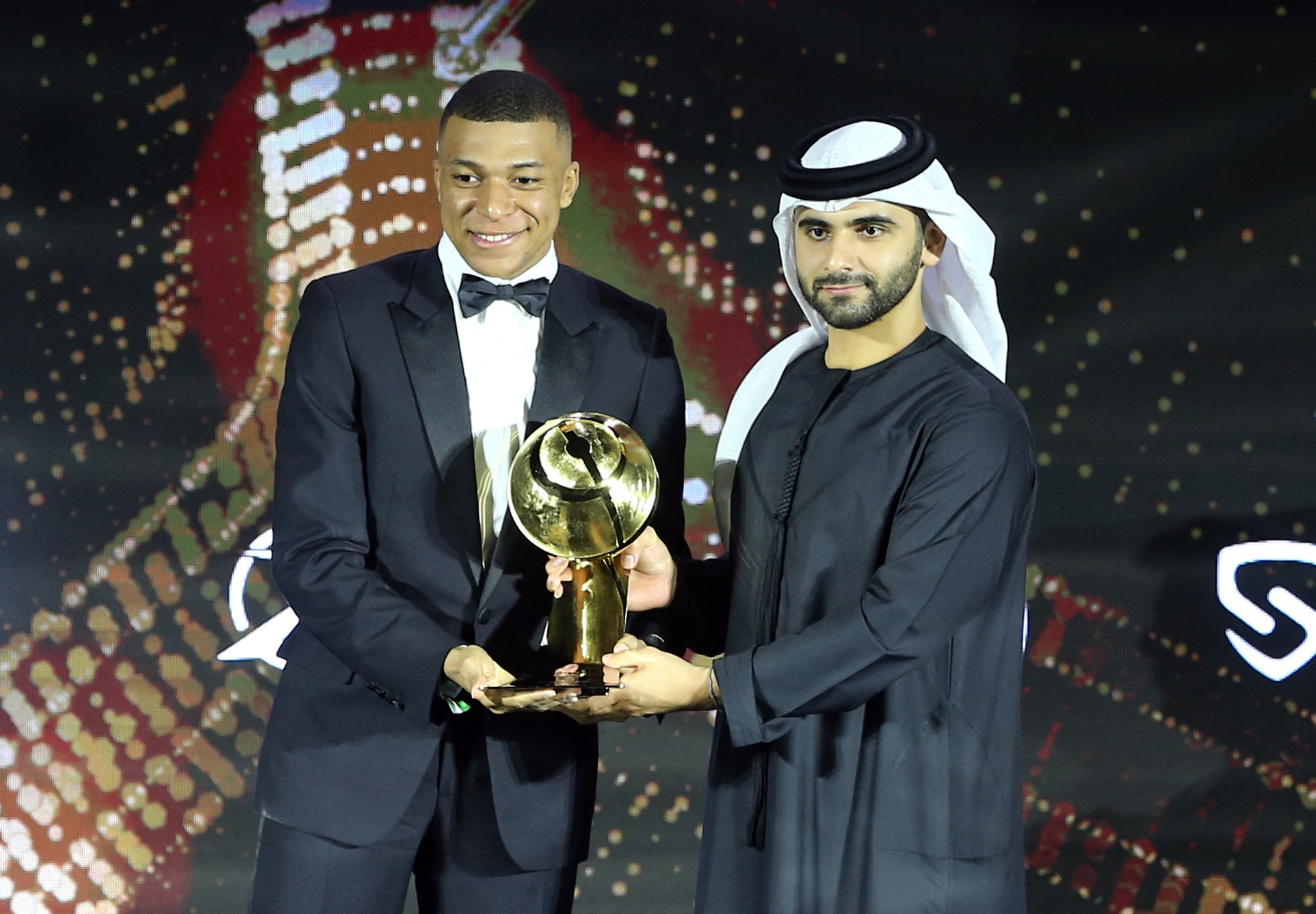Messi và Ronaldo "mất tích", Kylian Mbappe đoạt giải Globe Soccer