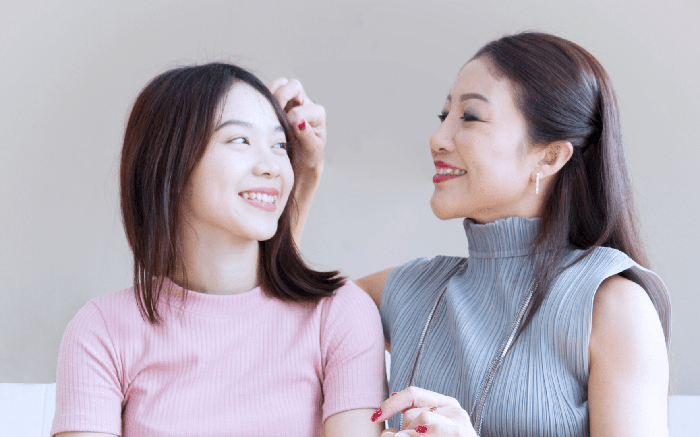 Con gái dính như sam với người gần bằng tuổi bố - Ảnh 1.