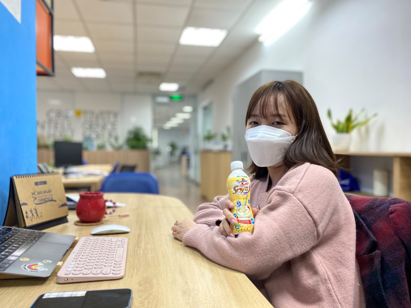Sữa đậu nành đóng chai tiện dụng được giới trẻ đưa vào check-list mỗi ngày - Ảnh 3.