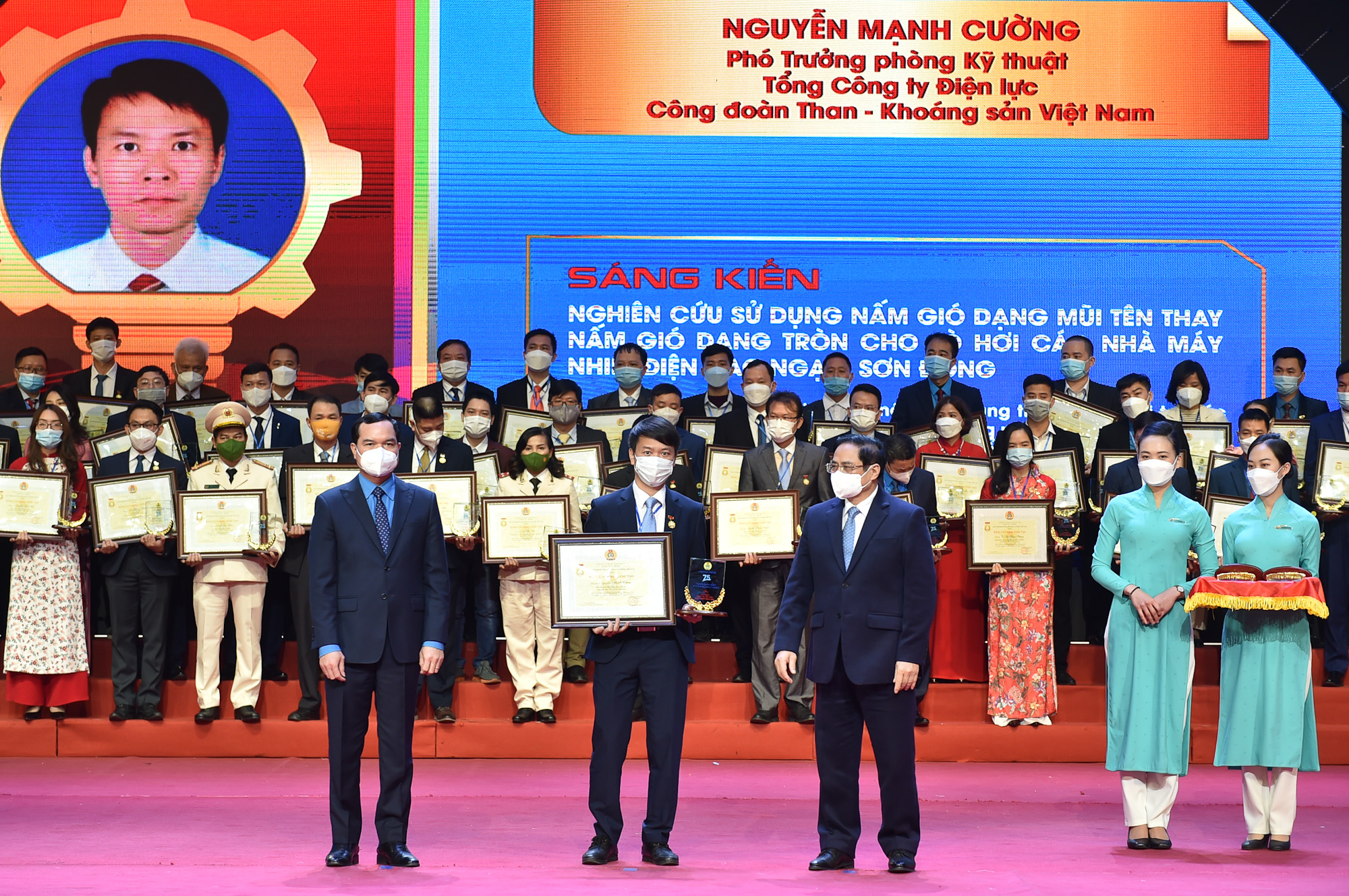 Thủ tướng Phạm Minh Ch&iacute;nh: Chung sức, đồng l&ograve;ng tạo n&ecirc;n bứt ph&aacute; mới trong năng suất lao động - Ảnh 1.