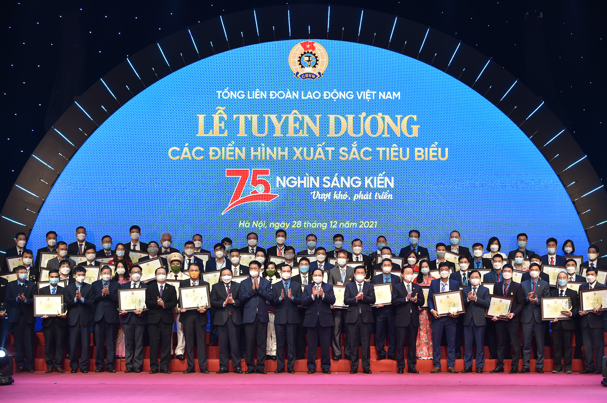Thủ tướng Phạm Minh Ch&iacute;nh: Chung sức, đồng l&ograve;ng tạo n&ecirc;n bứt ph&aacute; mới trong năng suất lao động - Ảnh 4.