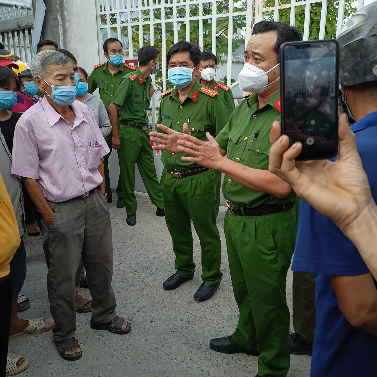 Điều tra vụ người đ&agrave;n &ocirc;ng chết sau khi l&ecirc;n c&ocirc;ng an x&atilde; l&agrave;m việc - Ảnh 2.