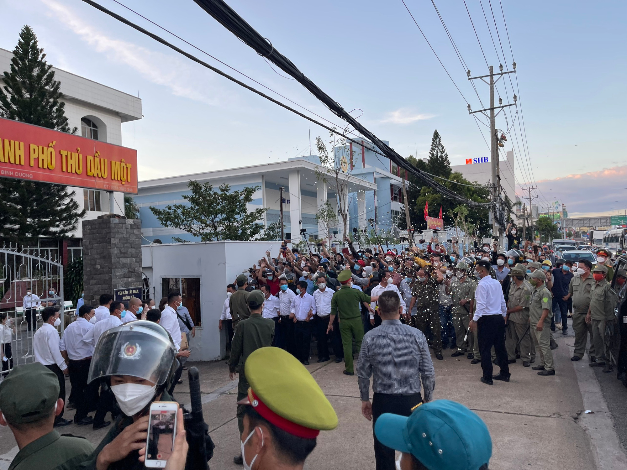 Tống tiền b&agrave; Nguyễn Phương Hằng, nam thanh ni&ecirc;n l&atilde;nh 1 năm t&ugrave; treo - Ảnh 3.