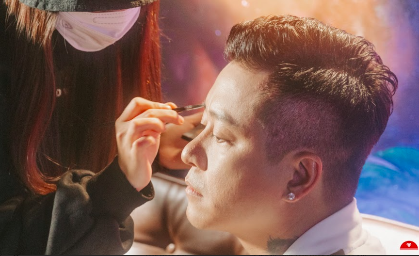Tuấn Hưng đeo niềng kim cương đọc rap trong MV mới của đàn em