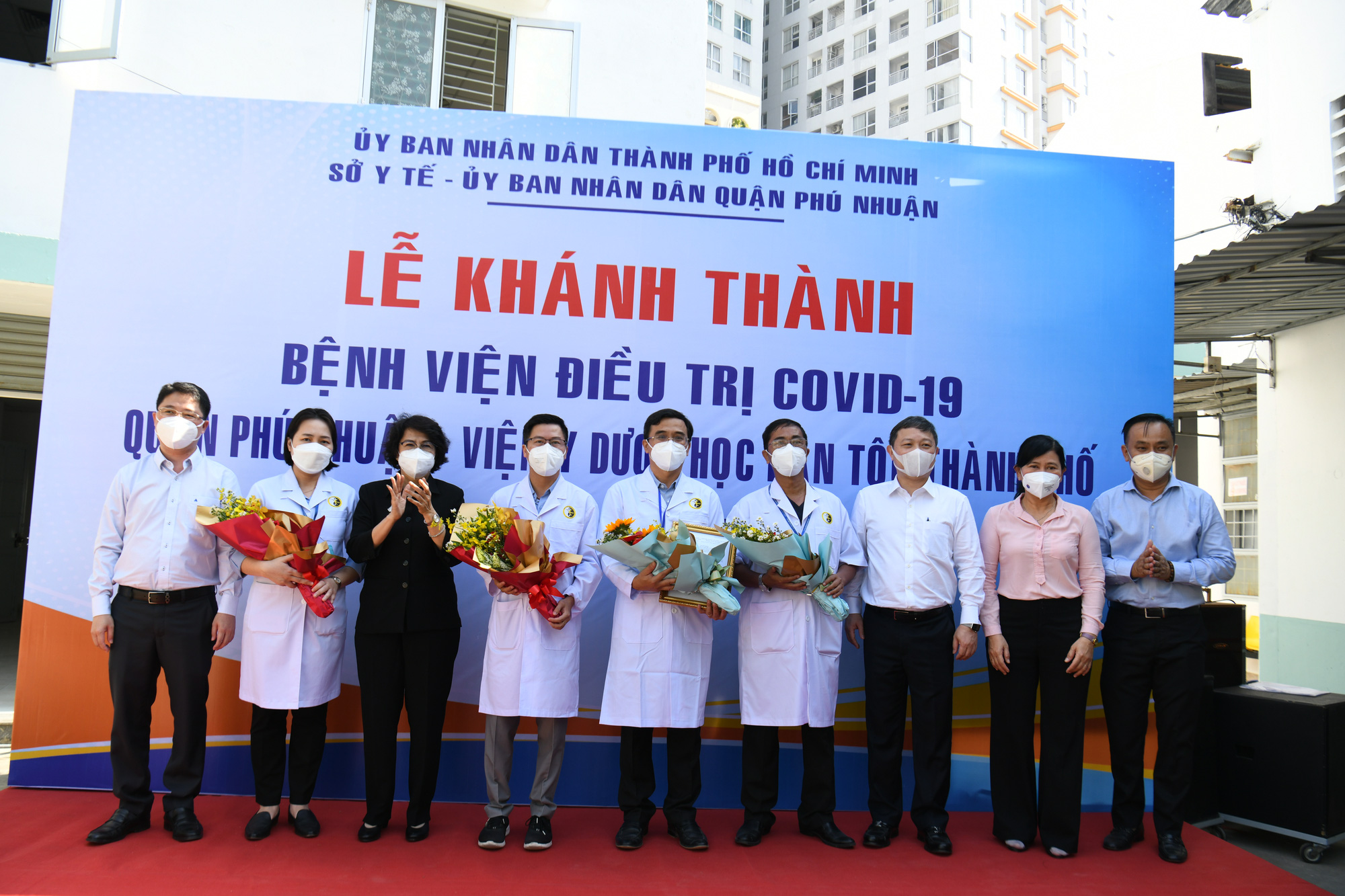 Bệnh viện Covid-19 Ph&uacute; Nhuận theo hướng đ&ocirc;ng, t&acirc;y y kết hợp đi v&agrave;o hoạt động - Ảnh 1.