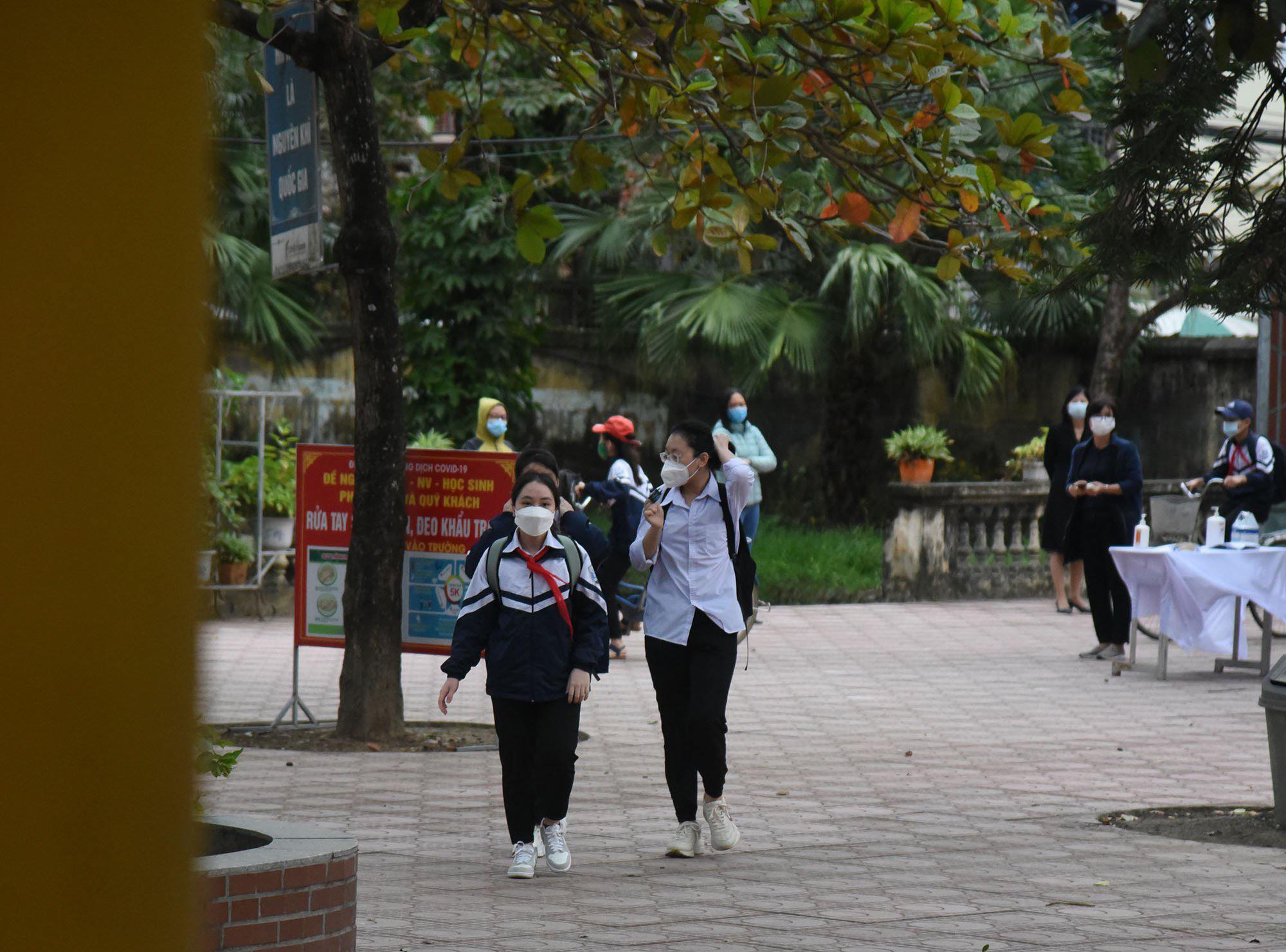 Hà Nội nới điều kiện mở cửa trường, học sinh THPT đi học từ 6-12