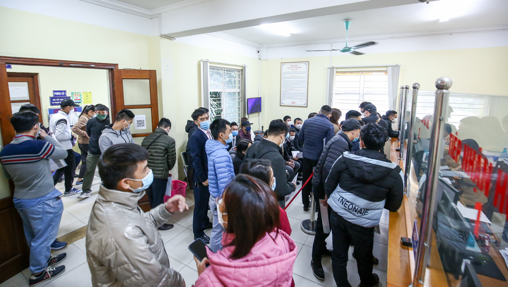 Cận cảnh người dân ùn ùn tới các điểm đăng ký xe ôtô ở Hà Nội - Ảnh 7.
