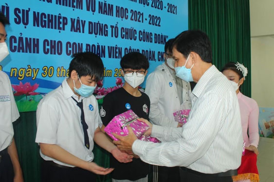 Đẩy mạnh chăm lo cho giáo viên và học sinh khó khăn - Ảnh 1.