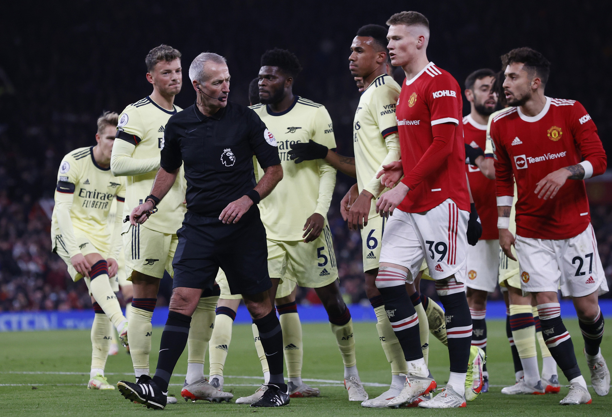 Trọng tài hai lần bẻ còi, Man United ngược dòng quật ngã Arsenal - Ảnh 4.