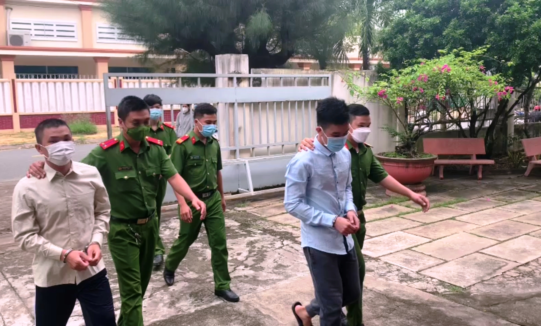 Phạt tù 2 kẻ đánh, cướp súng của cảnh sát hình sự - Ảnh 1.