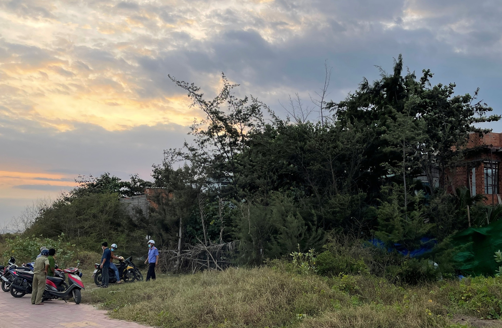 Sập mái nhà khi thi công, một thợ hồ tử vong - Ảnh 2.