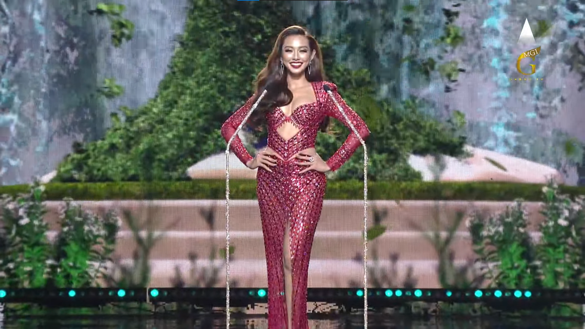 Bán kết Miss Grand 2021: nhiều pha lộ hàng - Ảnh 1.