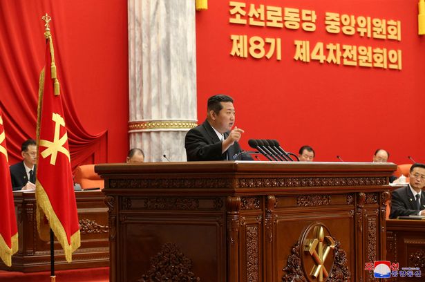 Quân đội Triều Tiên được kêu gọi bảo vệ ông Kim Jong-un "bằng cả mạng sống"
