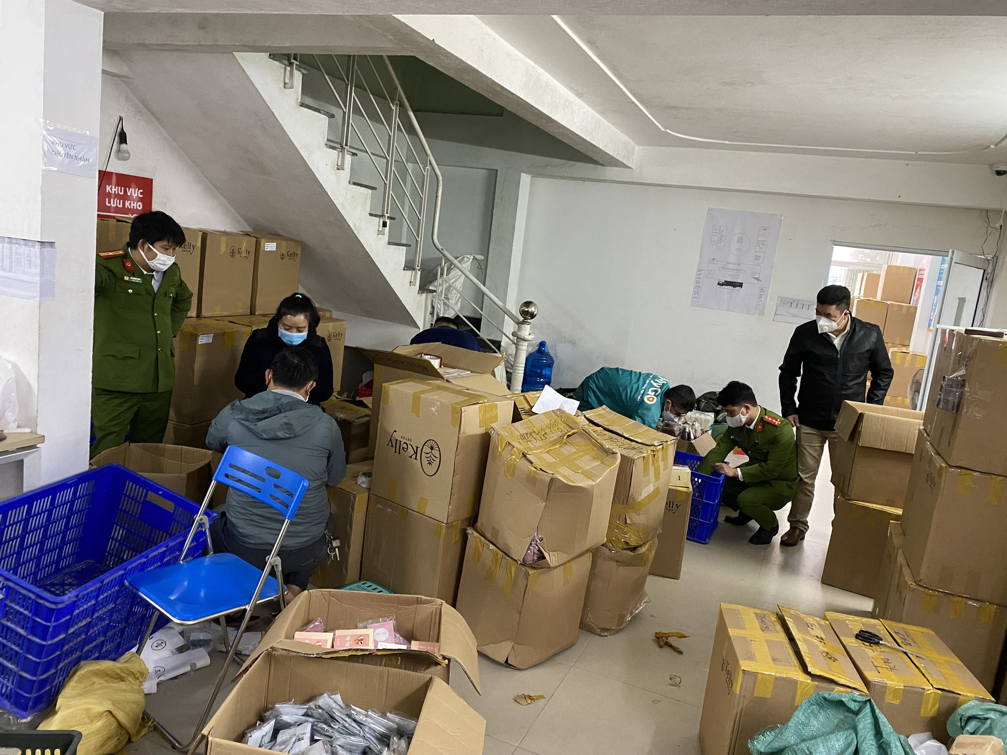 Bất ngờ với nguồn gốc hàng ngàn hộp sản phẩm giúp làm đẹp