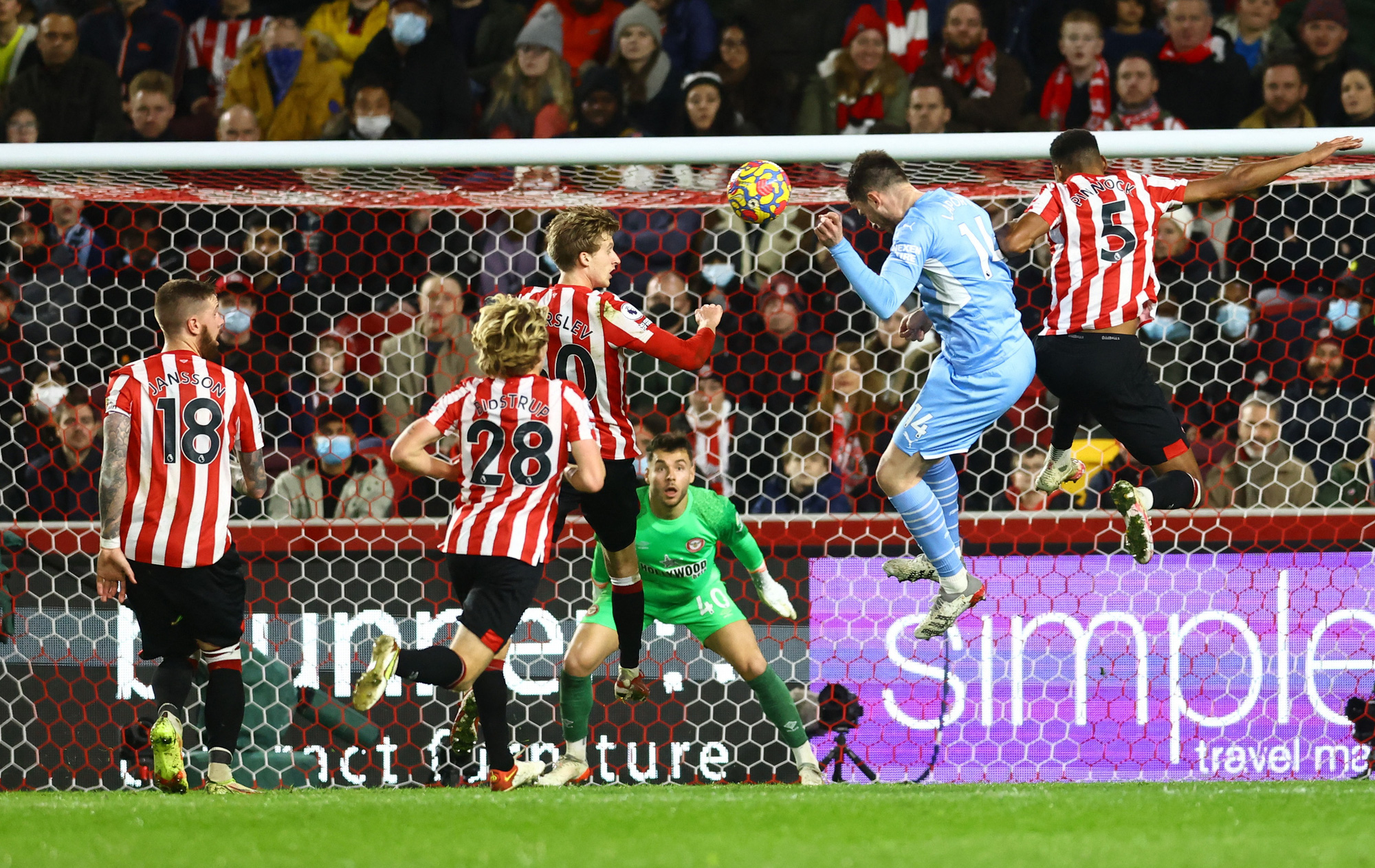 Chelsea sẩy ch&acirc;n ph&uacute;t b&ugrave; giờ, Man City tăng tốc ng&ocirc;i đầu Ngoại hạng - Ảnh 3.