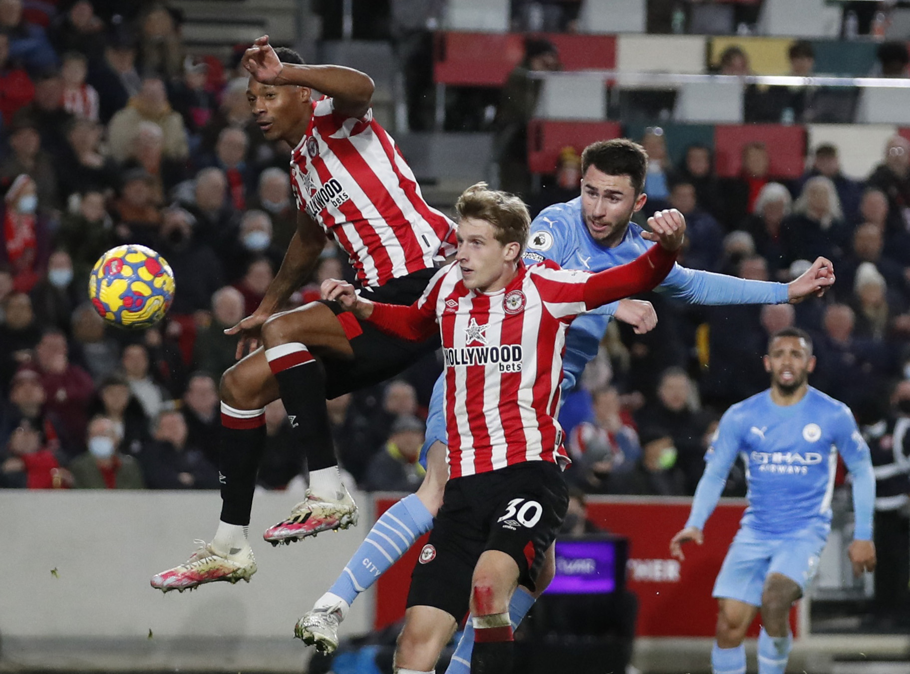 Chelsea sẩy chân phút bù giờ, Man City tăng tốc ngôi đầu Ngoại hạng