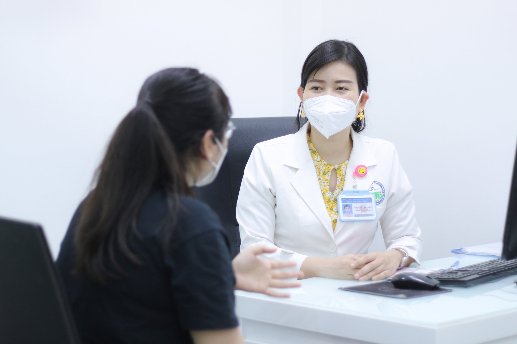 Lột da làm hồng nhũ hoa cô gái bị viêm loét, nhiễm trùng