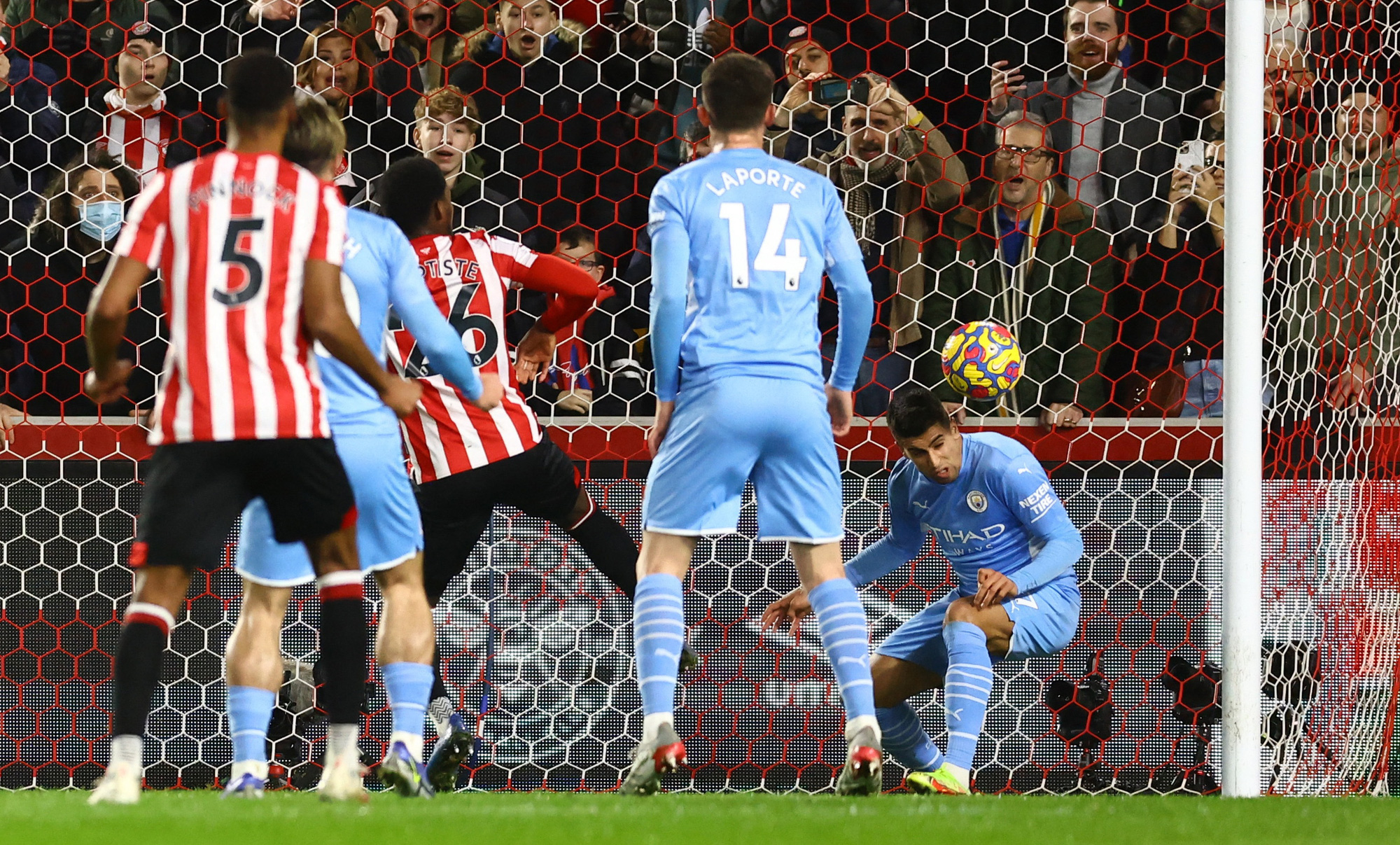 Chelsea sẩy ch&acirc;n ph&uacute;t b&ugrave; giờ, Man City tăng tốc ng&ocirc;i đầu Ngoại hạng - Ảnh 1.