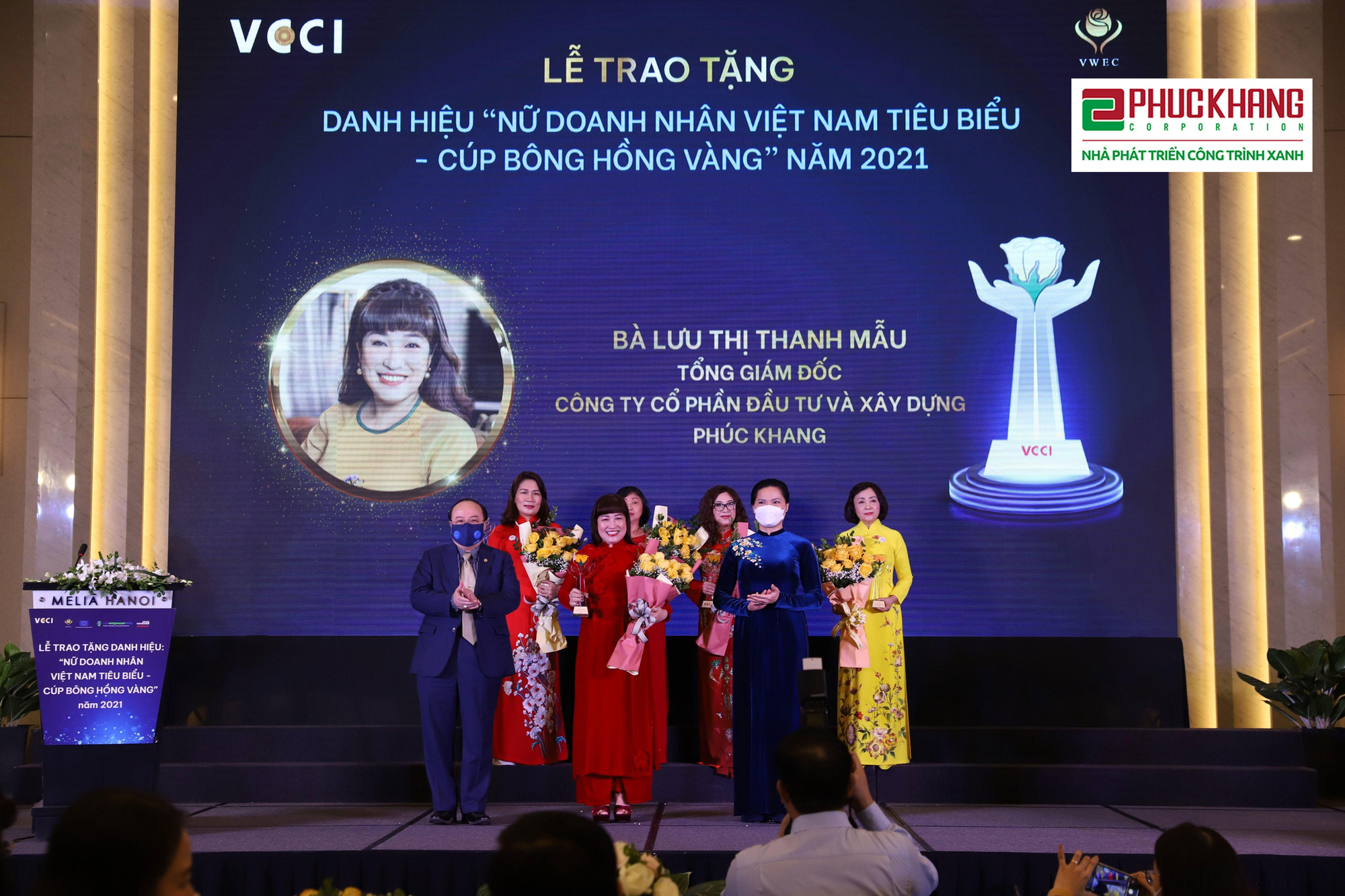 Bà Lưu Thị Thanh Mẫu đạt cúp Bông Hồng Vàng năm 2021