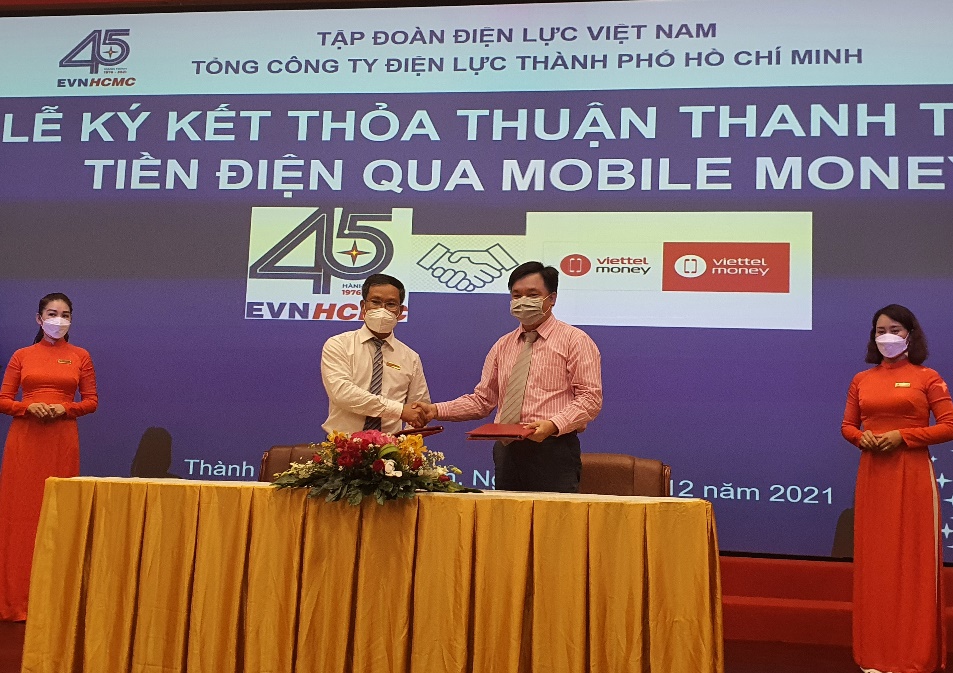 EVNHCMC ký kết thanh toán tiền điện không dùng tiền mặt qua Mobile Money - Ảnh 2.