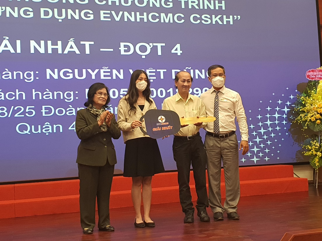 EVNHCMC ký kết thanh toán tiền điện không dùng tiền mặt qua Mobile Money