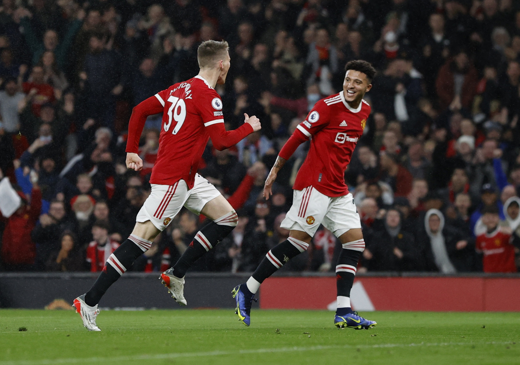 Man United thắng đậm sân nhà, mừng sinh nhật Sir Alex