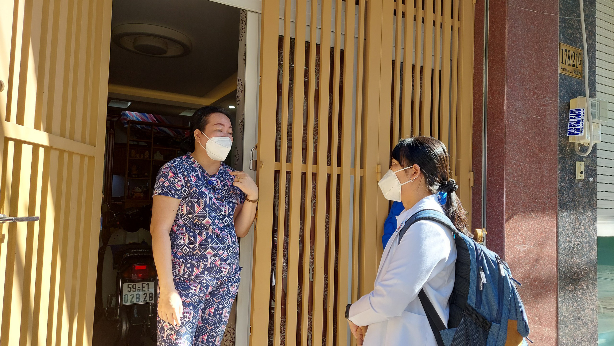 Hội Thầy thuốc trẻ TP HCM cùng quận, huyện đến nhà vận động người dân tiêm vắc-xin